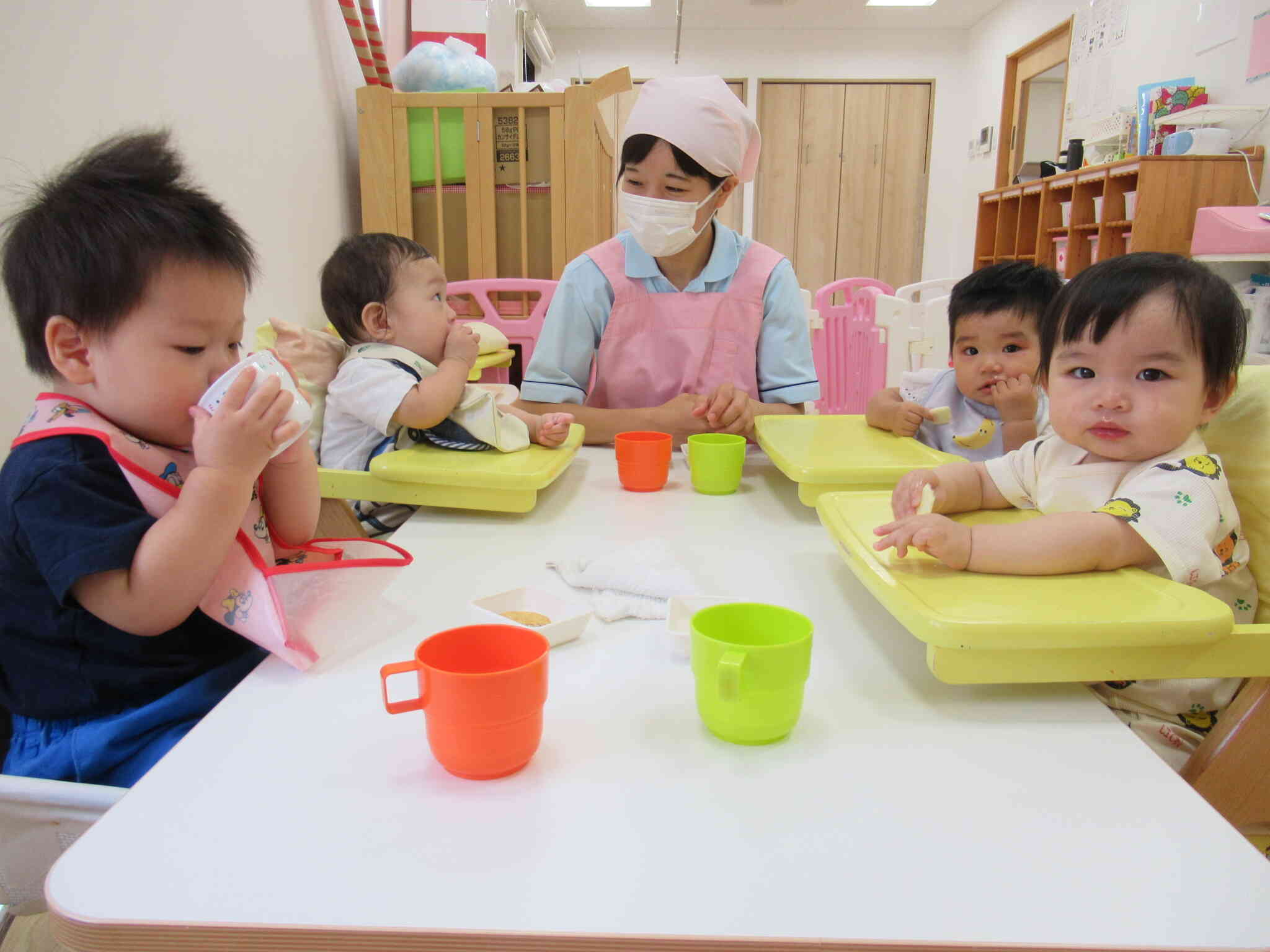 朝のおやつ（0歳児ひよこ組）｜ニチイキッズ柏原保育園｜ニチイキッズ